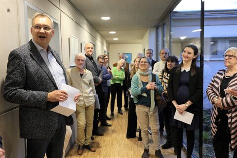 Die Ausstellungseröffnung der Ausstellung „Bilder aus der Zwischenzeit“ stieß auf große Resonanz und viel Interesse. Prof. Sigmar Schnutenhaus freute sich über ein volles Haus und eine interessante Ausstellung, in die Kunsttherapeutin Nadine Karker (2.v.re) einführte. Bild: Andrea Jagode 